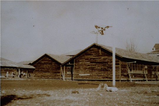 戦後に建てられたバラックの仮校舎